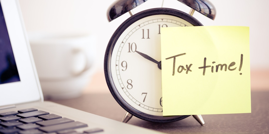 clock with tax time reminder on post it clock with tax time reminder on post it